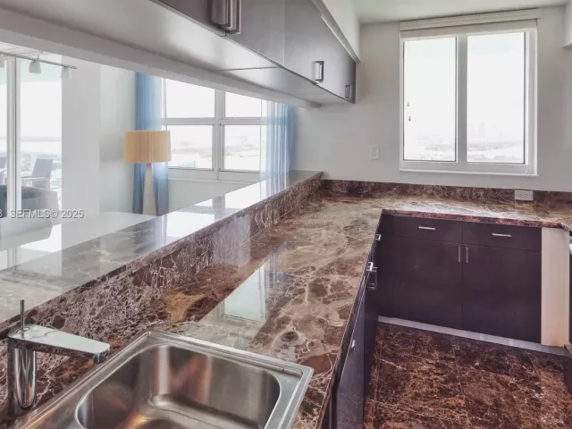 2-bedroom condo for sale in Miami Beach - 650 West Ave 2801 - MondialRealty