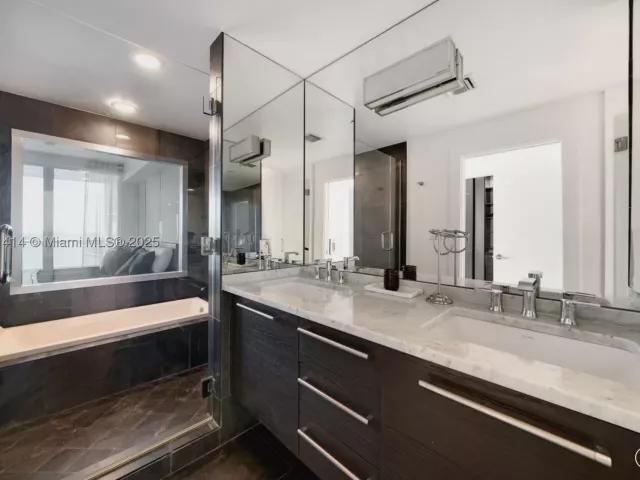 2-bedroom condo for rent in Miami - 900 Biscayne Blvd 905 - MondialRealty