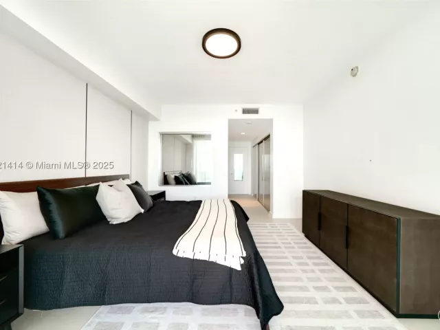 2-bedroom condo for rent in Miami - 900 Biscayne Blvd 905 - MondialRealty