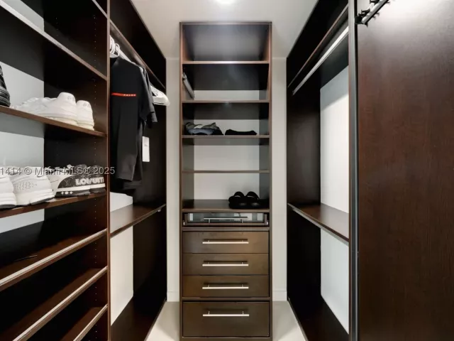 2-bedroom condo for rent in Miami - 900 Biscayne Blvd 905 - MondialRealty