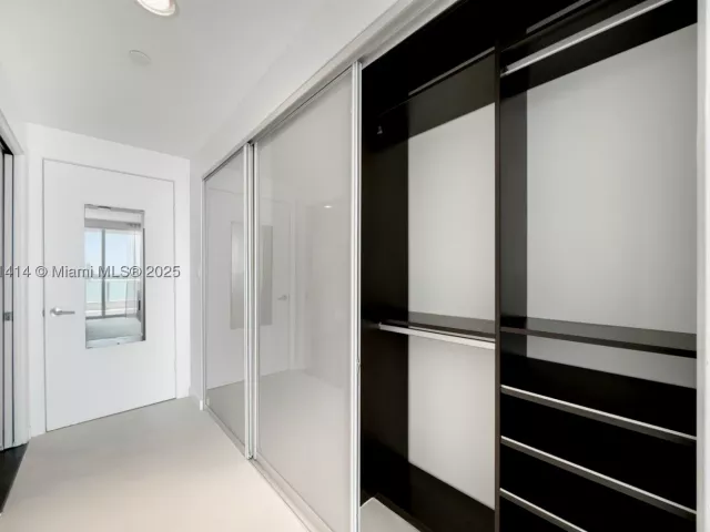 2-bedroom condo for rent in Miami - 900 Biscayne Blvd 905 - MondialRealty
