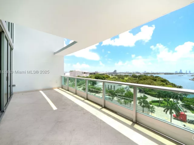 2-bedroom condo for rent in Miami - 900 Biscayne Blvd 905 - MondialRealty