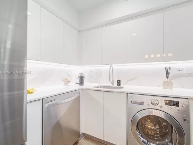 1-bedroom condo for sale in Miami Beach - 1500 Bay Rd 1558S - MondialRealty