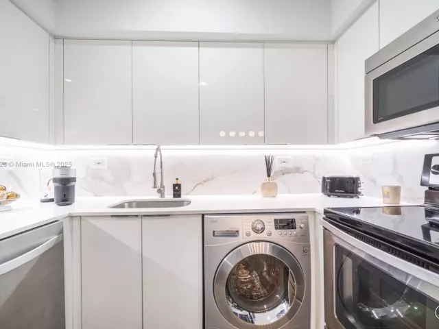 1-bedroom condo for sale in Miami Beach - 1500 Bay Rd 1558S - MondialRealty