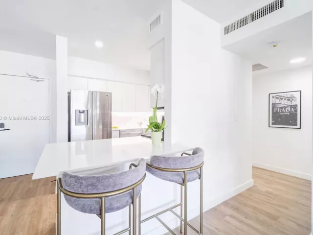 1-bedroom condo for sale in Miami Beach - 1500 Bay Rd 1558S - MondialRealty