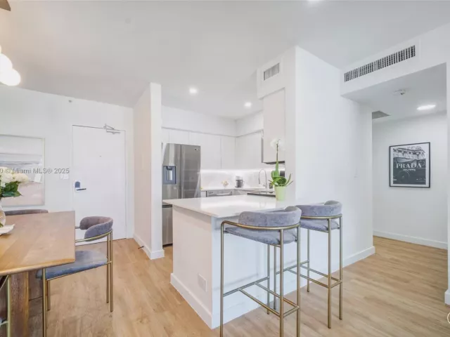 1-bedroom condo for sale in Miami Beach - 1500 Bay Rd 1558S - MondialRealty