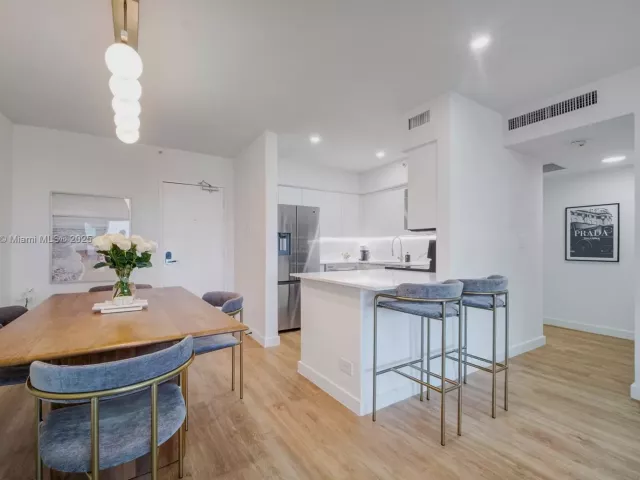 1-bedroom condo for sale in Miami Beach - 1500 Bay Rd 1558S - MondialRealty