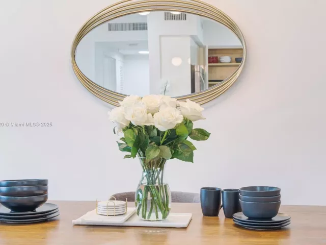 1-bedroom condo for sale in Miami Beach - 1500 Bay Rd 1558S - MondialRealty