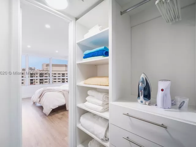 1-bedroom condo for sale in Miami Beach - 1500 Bay Rd 1558S - MondialRealty