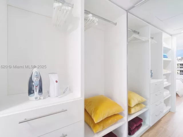 1-bedroom condo for sale in Miami Beach - 1500 Bay Rd 1558S - MondialRealty
