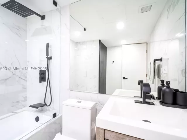 1-bedroom condo for sale in Miami Beach - 1500 Bay Rd 1558S - MondialRealty