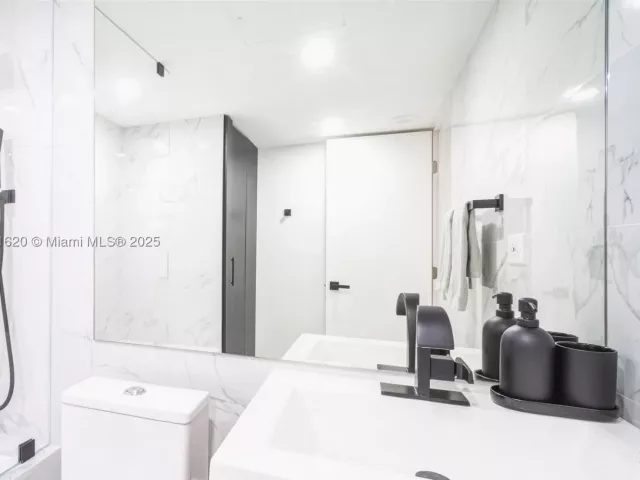 1-bedroom condo for sale in Miami Beach - 1500 Bay Rd 1558S - MondialRealty