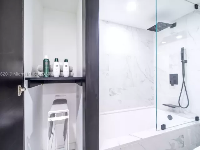 1-bedroom condo for sale in Miami Beach - 1500 Bay Rd 1558S - MondialRealty