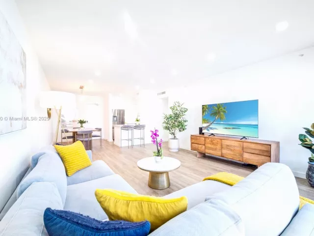 1-bedroom condo for sale in Miami Beach - 1500 Bay Rd 1558S - MondialRealty