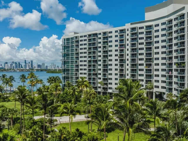 1-bedroom condo for sale in Miami Beach - 1500 Bay Rd 1558S - MondialRealty