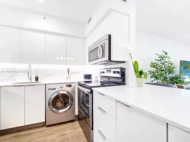 1-bedroom condo for sale in Miami Beach - 1500 Bay Rd 1558S - MondialRealty