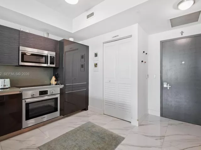 1-bedroom condo for rent in Miami - 1080 Brickell Ave 2506 - MondialRealty