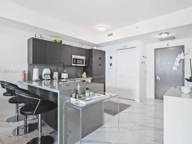 1-bedroom condo for rent in Miami - 1080 Brickell Ave 2506 - MondialRealty