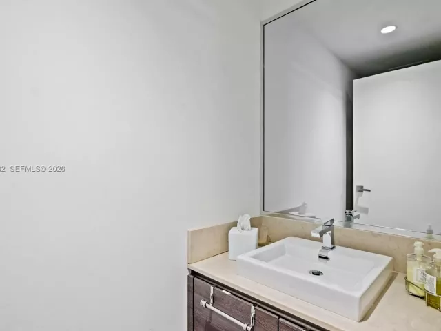 1-bedroom condo for rent in Miami - 1080 Brickell Ave 2506 - MondialRealty
