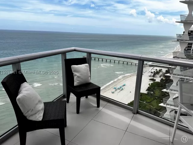 4-bedroom condo for rent in Sunny Isles Beach - 17001 Collins Ave 2601 - MondialRealty