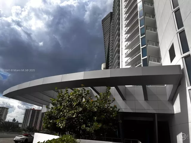 4-bedroom condo for rent in Sunny Isles Beach - 17001 Collins Ave 2601 - MondialRealty