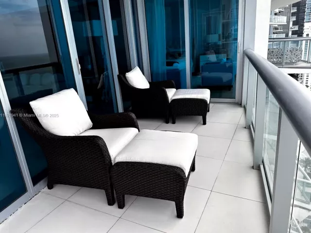 4-bedroom condo for rent in Sunny Isles Beach - 17001 Collins Ave 2601 - MondialRealty