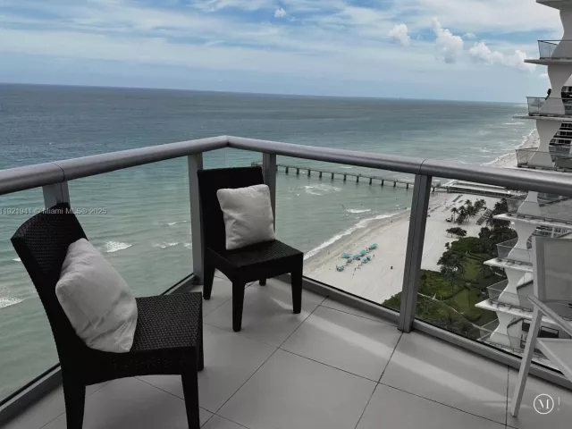 4-bedroom condo for rent in Sunny Isles Beach - 17001 Collins Ave 2601 - MondialRealty