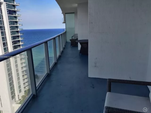 2-bedroom condo for sale in Hollywood - 4111 S Ocean Dr 1506 - MondialRealty
