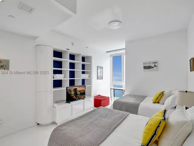 3-bedroom condo for sale in Sunny Isles Beach - 15811 Collins Ave 1601 - MondialRealty