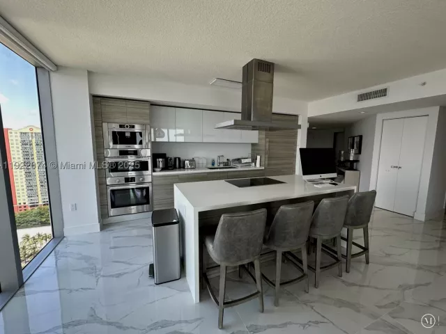 3-bedroom condo for rent in Sunny Isles Beach - 330 Sunny Isles Blvd 5-2002 - MondialRealty