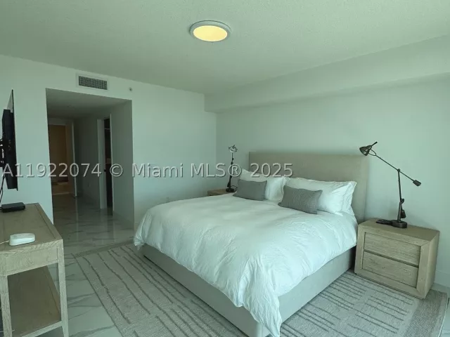 3-bedroom condo for rent in Sunny Isles Beach - 330 Sunny Isles Blvd 5-2002 - MondialRealty