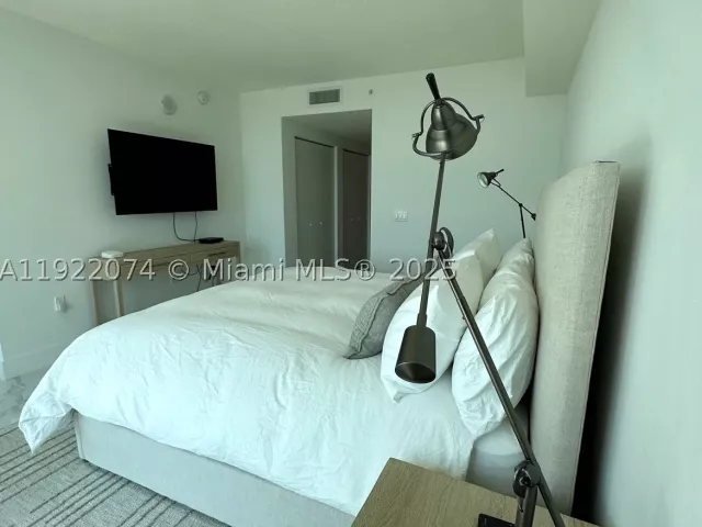 3-bedroom condo for rent in Sunny Isles Beach - 330 Sunny Isles Blvd 5-2002 - MondialRealty