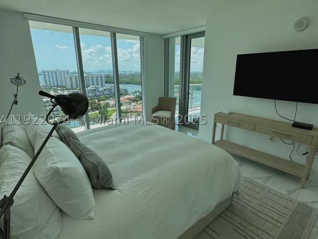3-bedroom condo for rent in Sunny Isles Beach - 330 Sunny Isles Blvd 5-2002 - MondialRealty