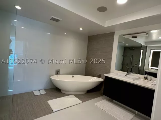 3-bedroom condo for rent in Sunny Isles Beach - 330 Sunny Isles Blvd 5-2002 - MondialRealty