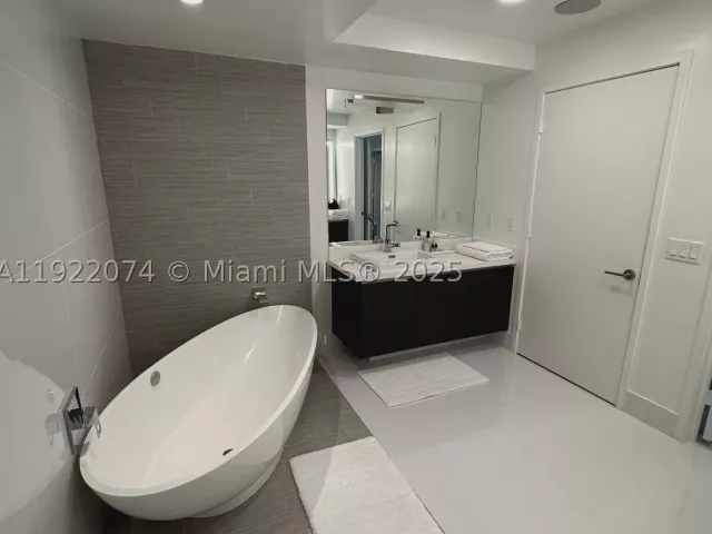 3-bedroom condo for rent in Sunny Isles Beach - 330 Sunny Isles Blvd 5-2002 - MondialRealty