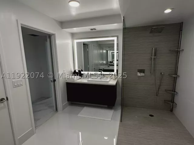 3-bedroom condo for rent in Sunny Isles Beach - 330 Sunny Isles Blvd 5-2002 - MondialRealty