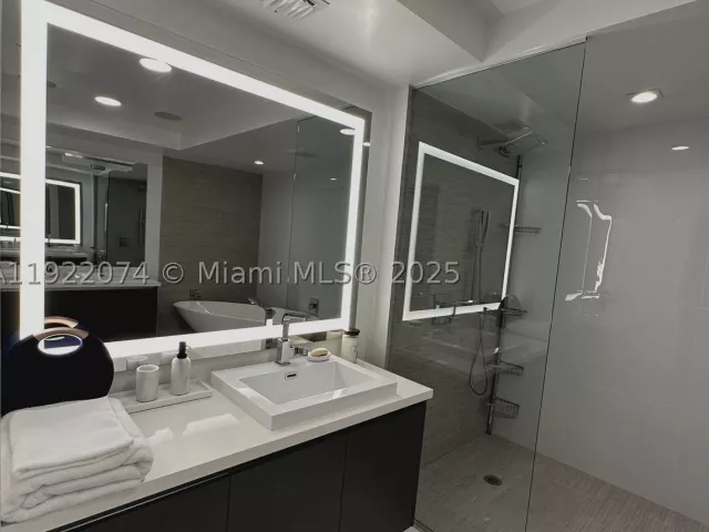 3-bedroom condo for rent in Sunny Isles Beach - 330 Sunny Isles Blvd 5-2002 - MondialRealty