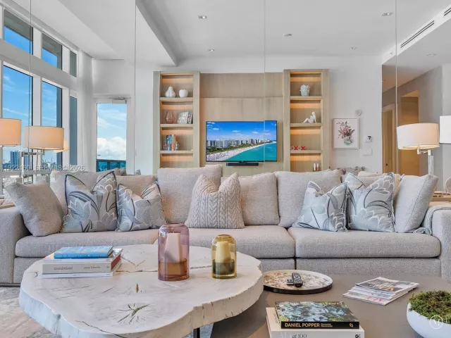 2-bedroom condo for sale in Miami Beach - 102 24th St PH-1613 - MondialRealty