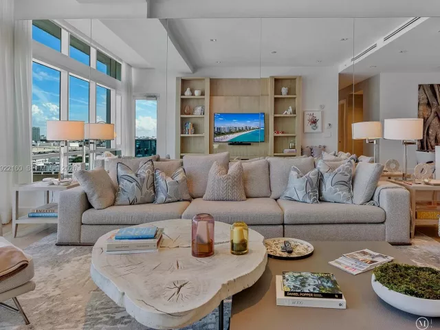 2-bedroom condo for sale in Miami Beach - 102 24th St PH-1613 - MondialRealty