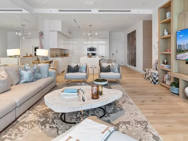 2-bedroom condo for sale in Miami Beach - 102 24th St PH-1613 - MondialRealty