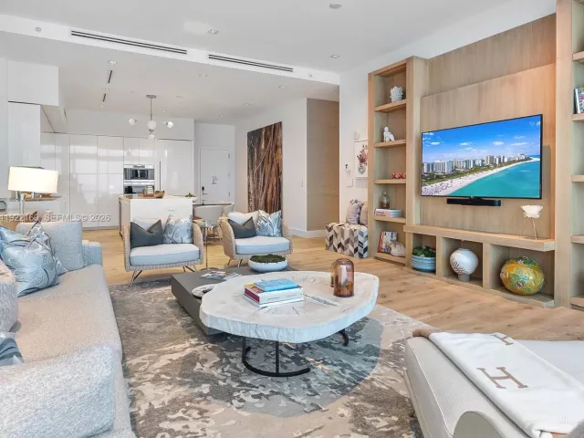 2-bedroom condo for sale in Miami Beach - 102 24th St PH-1613 - MondialRealty