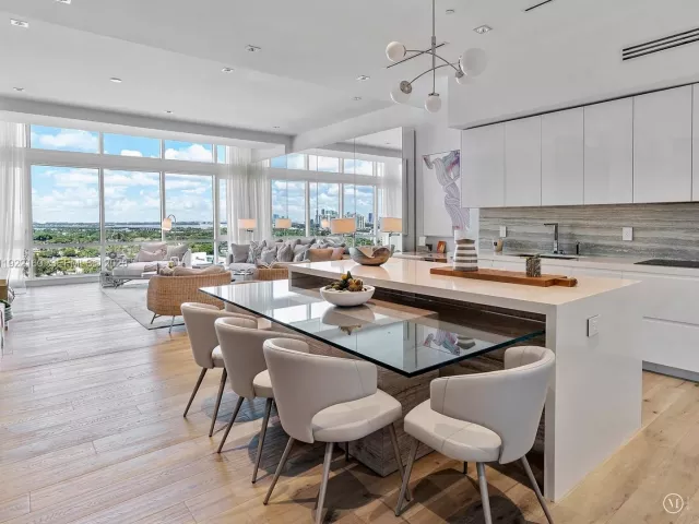 2-bedroom condo for sale in Miami Beach - 102 24th St PH-1613 - MondialRealty