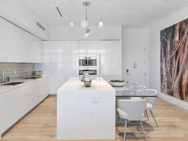 2-bedroom condo for sale in Miami Beach - 102 24th St PH-1613 - MondialRealty