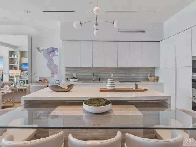 2-bedroom condo for sale in Miami Beach - 102 24th St PH-1613 - MondialRealty