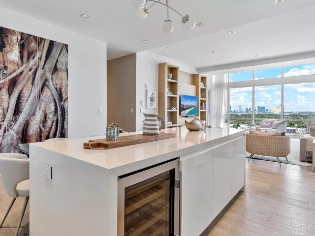 2-bedroom condo for sale in Miami Beach - 102 24th St PH-1613 - MondialRealty