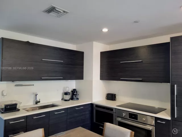 2-bedroom condo for rent in Miami - 45 SW 9th St 2201 - MondialRealty