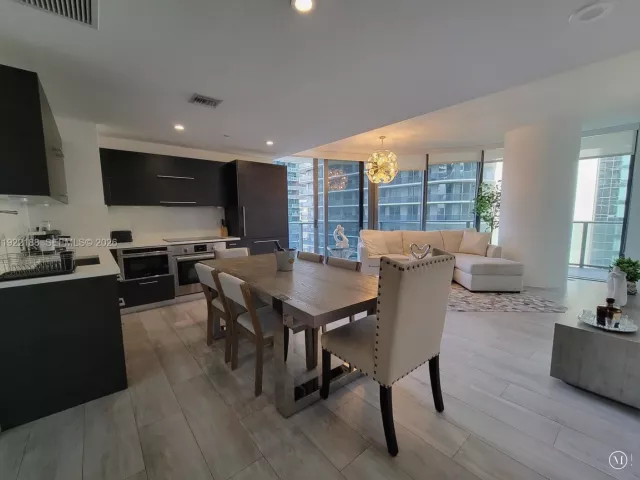 2-bedroom condo for rent in Miami - 45 SW 9th St 2201 - MondialRealty