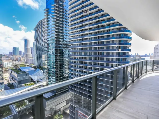 2-bedroom condo for rent in Miami - 45 SW 9th St 2201 - MondialRealty