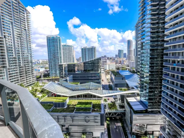 2-bedroom condo for rent in Miami - 45 SW 9th St 2201 - MondialRealty