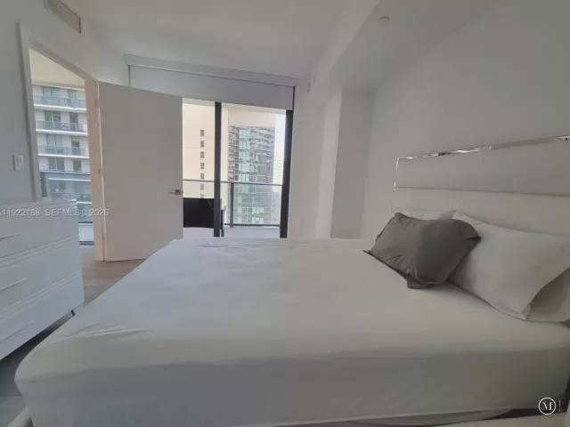 2-bedroom condo for rent in Miami - 45 SW 9th St 2201 - MondialRealty